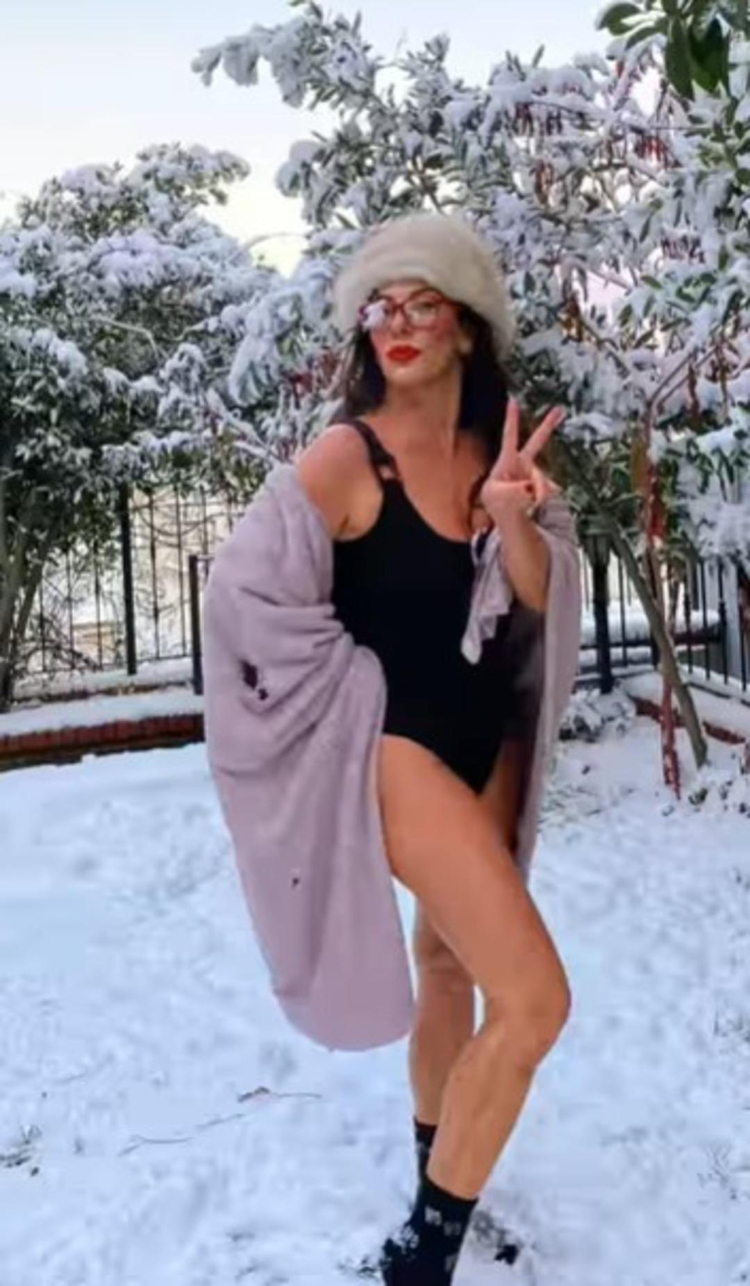 Erdal &Ouml;zyağcılar ın kızı Zeynep &Ouml;zyağcılar sosyal medyayı salladı! Mayosunu giyip kar &uuml;zerinde yuvarlandı 2