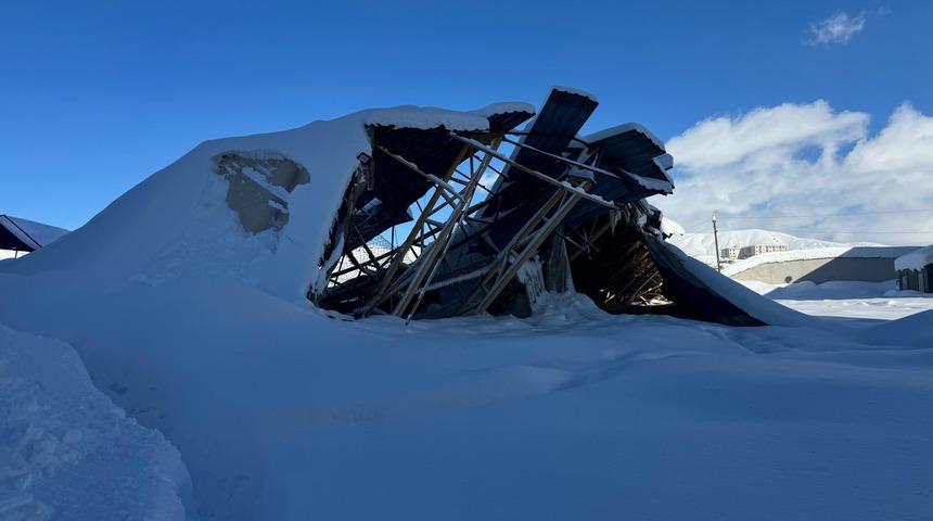 Hakkari'de kar nedeniyle bazı halı saha ve binaların &ccedil;atıları &ccedil;&ouml;kt&uuml;
