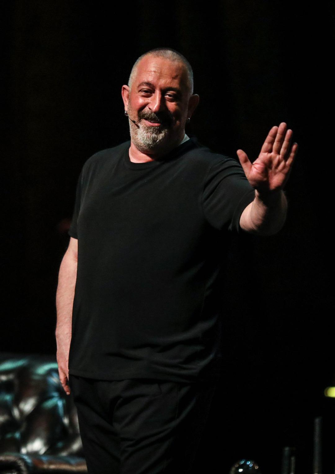 Cem Yılmaz ın  38 yaş esprisi  tartışma yarattı! Eski sevgilisi Necla Karahalil&rsquo;den ağır g&ouml;nderme 1