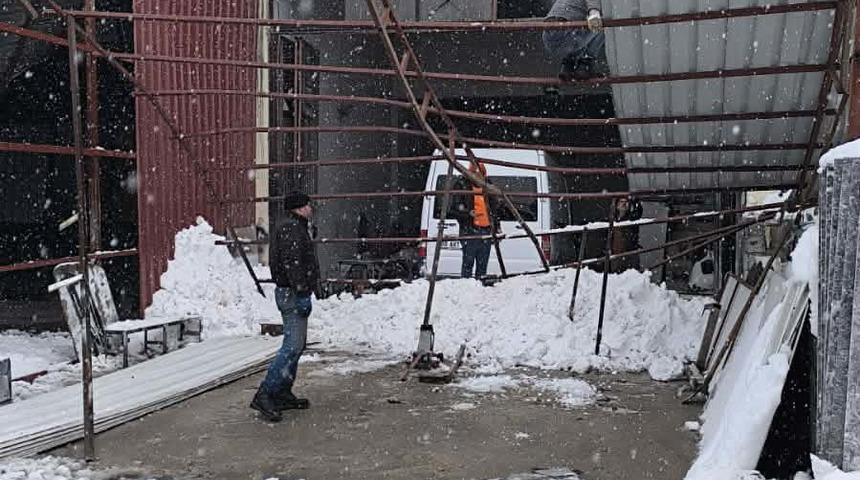 Gaziantep'te kar nedeniyle 10 iş yerinin &ccedil;atısı &ccedil;&ouml;kt&uuml;