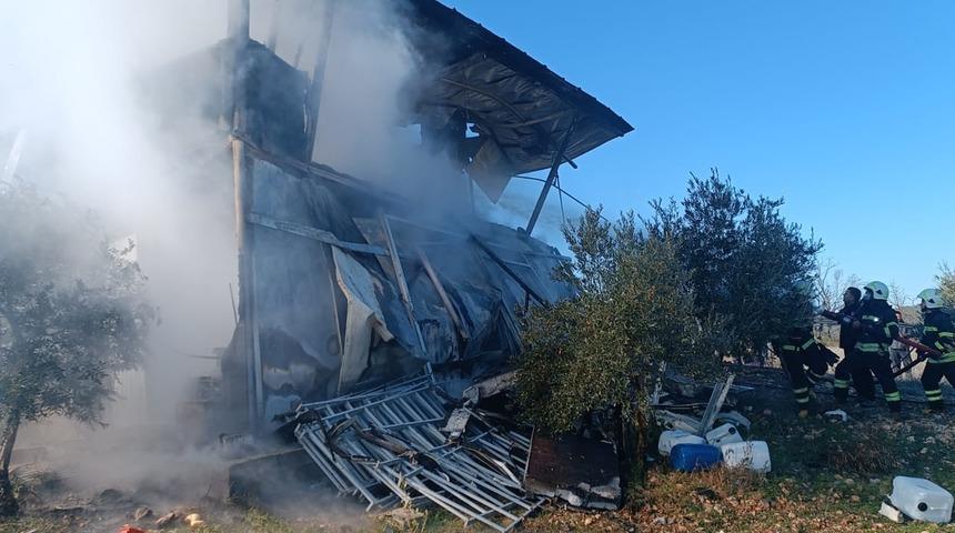 Muğla'da yangın! Prefabrik ev ile otomobil kullanılamaz hale geldi