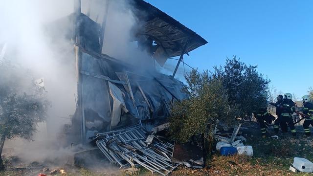 Muğla'da yangın! Prefabrik ev ile otomobil kullanılamaz hale geldi