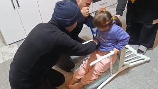 Oyun oynarken sandalyeye sıkıştı! Küçük çocuğun yardımına itfaiye koştu