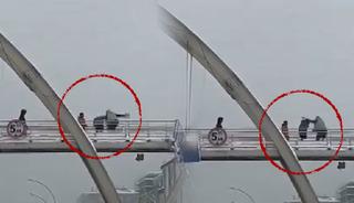 Kar topu atan &ccedil;ocukları yerde tekmeledi!