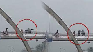 Kar topu atan çocukları yerde tekmeledi! O anlar kameraya yansıdı