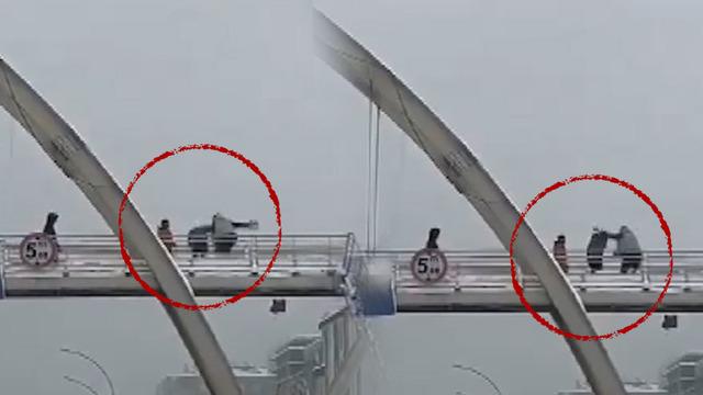 Kar topu atan çocukları yerde tekmeledi! O anlar kameraya yansıdı