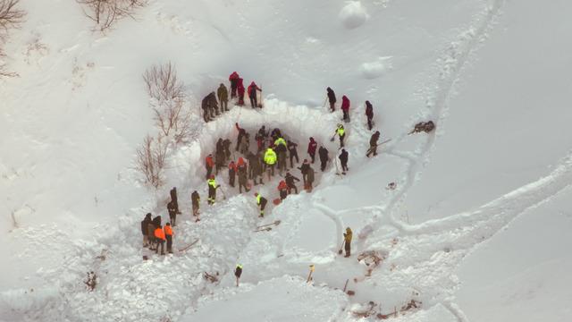 Artvin'de çığ altında kalan çobanı arama çalışmalarına yeniden başlandı