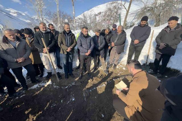 Van&rsquo;da &ccedil;ığ felaketinde hayatını kaybeden kadın son yolculuğuna uğurlandı 6
