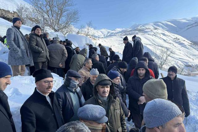 Van&rsquo;da &ccedil;ığ felaketinde hayatını kaybeden kadın son yolculuğuna uğurlandı 5