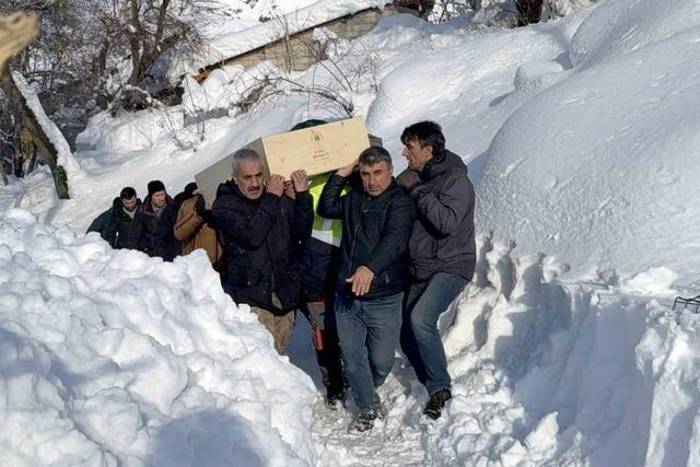 Van&rsquo;da &ccedil;ığ felaketinde hayatını kaybeden kadın son yolculuğuna uğurlandı 4