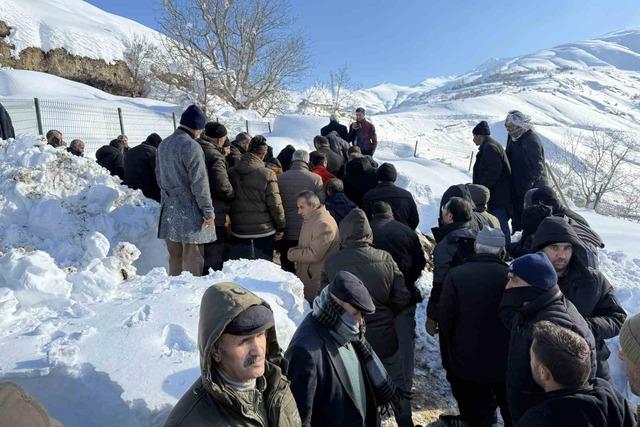 Van&rsquo;da &ccedil;ığ felaketinde hayatını kaybeden kadın son yolculuğuna uğurlandı 3