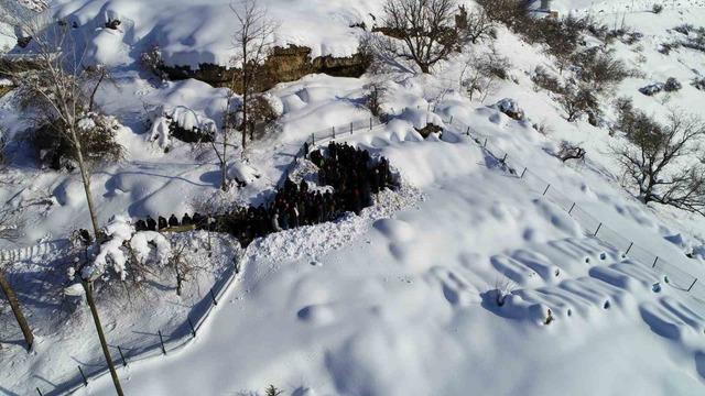 Van&rsquo;da &ccedil;ığ felaketinde hayatını kaybeden kadın son yolculuğuna uğurlandı 2