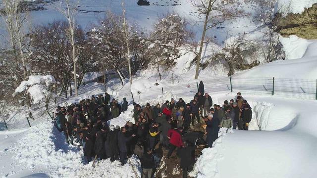 Van&rsquo;da &ccedil;ığ felaketinde hayatını kaybeden kadın son yolculuğuna uğurlandı 1