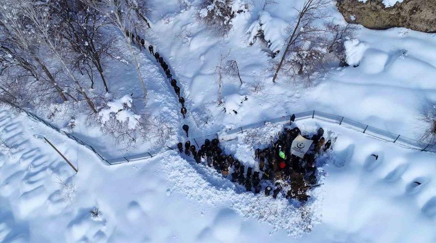 Van&rsquo;da &ccedil;ığ felaketinde hayatını kaybeden kadın son yolculuğuna uğurlandı