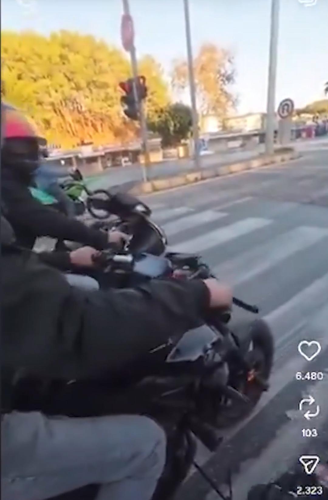 Bakan Yerlikaya duyurdu: "Polislerimizin &uuml;zerine motosiklet s&uuml;ren şahıslar tutuklandı" 2