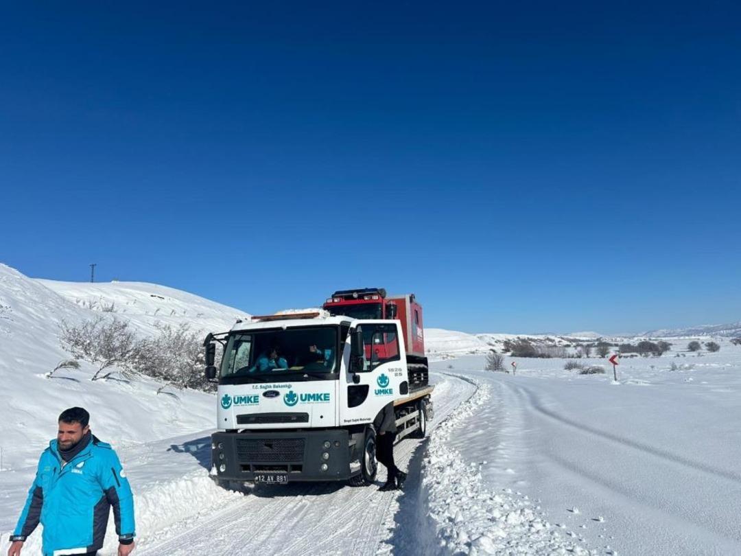 Bingöl’de UMKE ekipleri zorlu kış şartlarında hastaya umut oldu 1