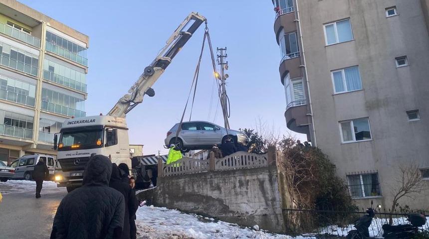 Buzlanan yolda kayan otomobil apartmanın bah&ccedil;esine d&uuml;şt&uuml;