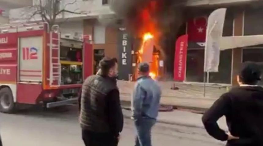 D&uuml;kkan &ouml;n&uuml;nde başlayan yangın ak&uuml;lerin patlamasıyla b&uuml;y&uuml;d&uuml;