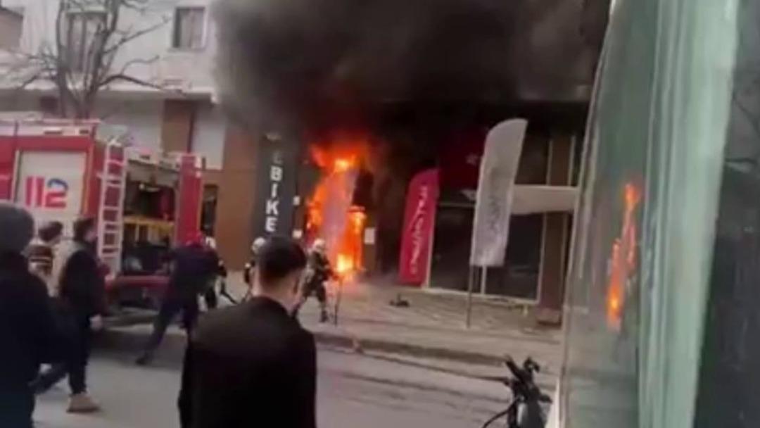 D&uuml;kkan &ouml;n&uuml;nde başlayan yangın ak&uuml;lerin patlamasıyla b&uuml;y&uuml;d&uuml; 1