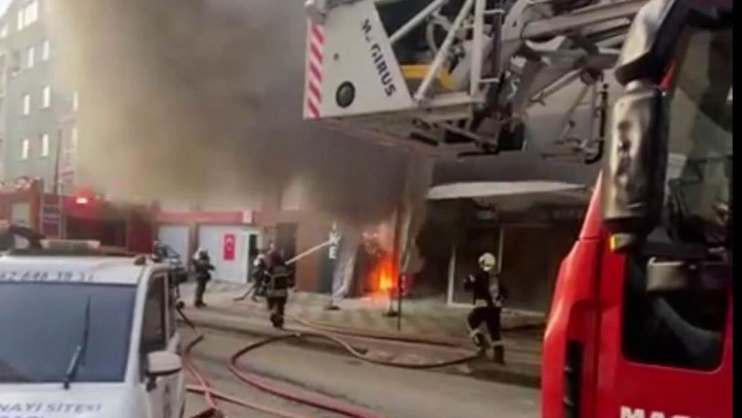 D&uuml;kkan &ouml;n&uuml;nde başlayan yangın ak&uuml;lerin patlamasıyla b&uuml;y&uuml;d&uuml; 2