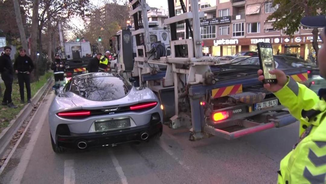 Kadık&ouml;y&rsquo;de vurgun iddiasıyla g&uuml;ndeme gelen galeriye operasyon: Hepsi tek tek &ccedil;ıkarıldı 1