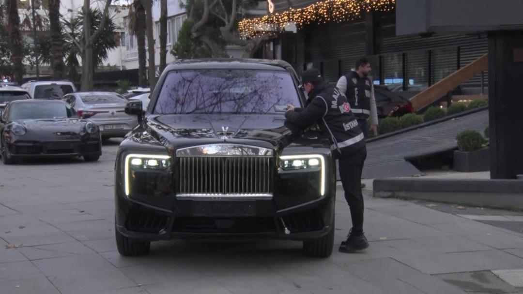 Kadık&ouml;y&rsquo;de vurgun iddiasıyla g&uuml;ndeme gelen galeriye operasyon: Hepsi tek tek &ccedil;ıkarıldı 3