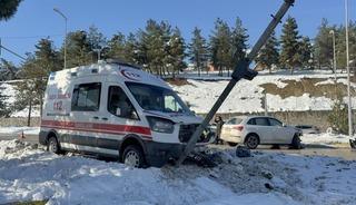 Otomobil ile ambulans &ccedil;arpıştı: 2 yaralı