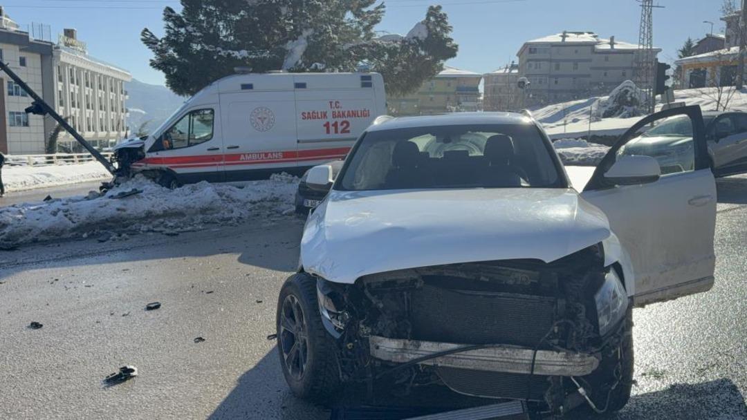 Otomobil ile ambulans &ccedil;arpıştı: 2 yaralı 1