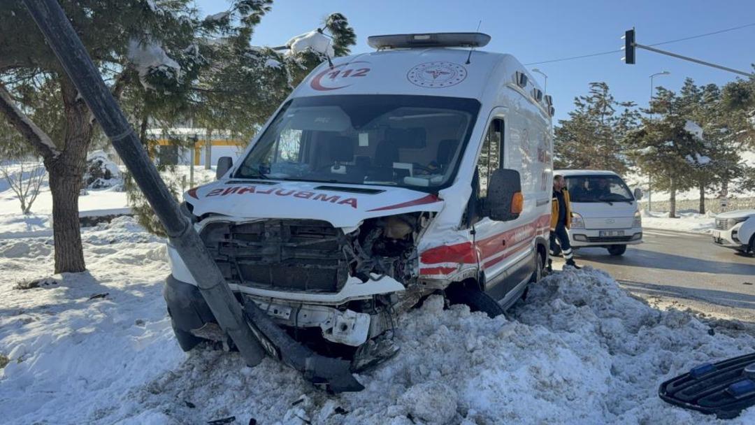 Otomobil ile ambulans &ccedil;arpıştı: 2 yaralı 2