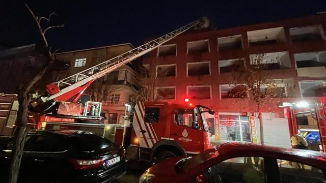 Küçükçekmece’de kentsel dönüşümdeki binanın çatısında yangın