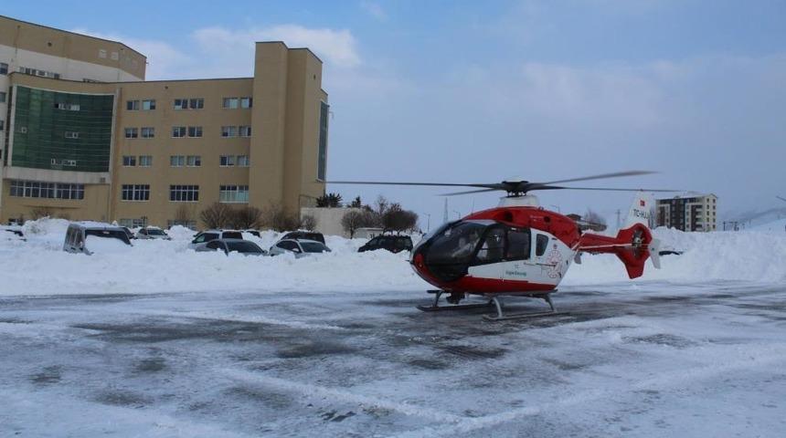 Yolu kapalı k&ouml;yde rahatsızlanan anne ve bebeği ambulans helikopterle kurtarıldı