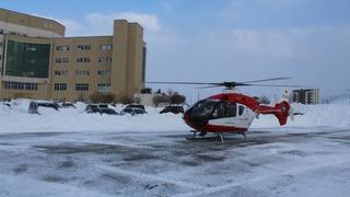 Yolu kapalı köyde rahatsızlanan anne ve bebeği ambulans helikopterle kurtarıldı