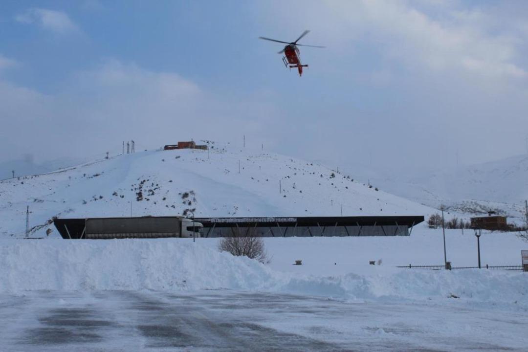 Yolu kapalı k&ouml;yde rahatsızlanan anne ve bebeği ambulans helikopterle kurtarıldı 1