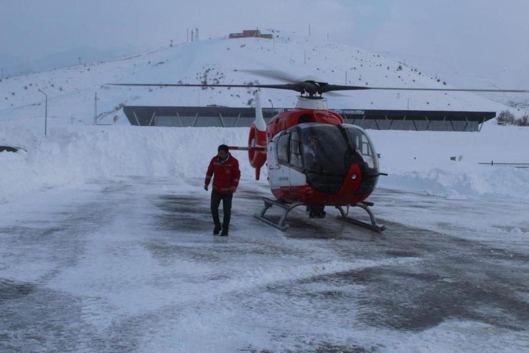 Yolu kapalı k&ouml;yde rahatsızlanan anne ve bebeği ambulans helikopterle kurtarıldı 2