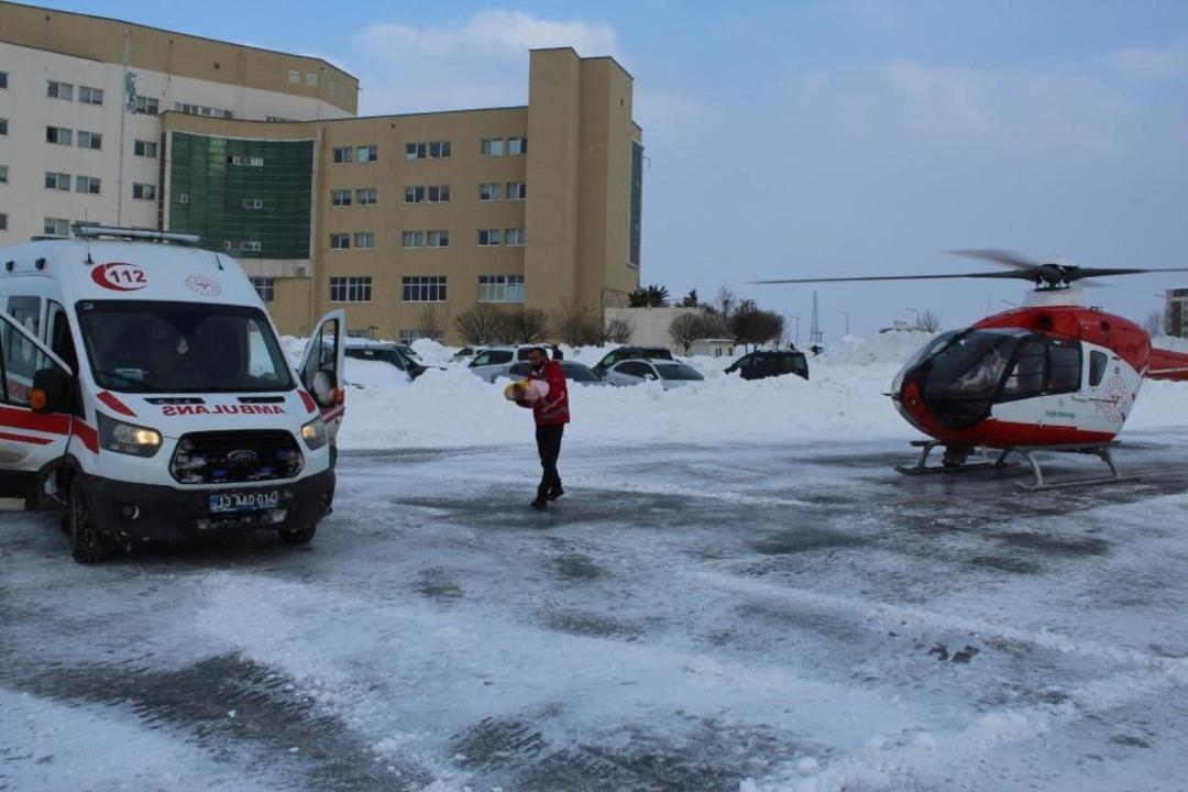 Yolu kapalı k&ouml;yde rahatsızlanan anne ve bebeği ambulans helikopterle kurtarıldı 3