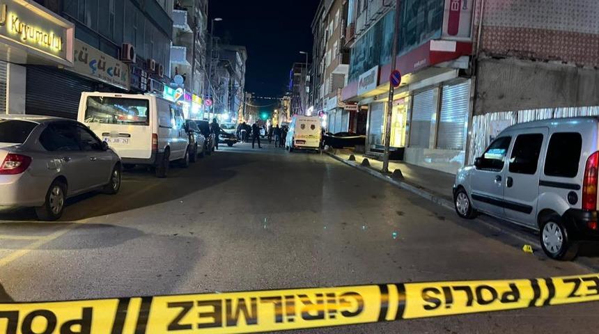 K&uuml;&ccedil;&uuml;k&ccedil;ekmece'de silahlı saldırı: 1'i ağır 3 yaralı