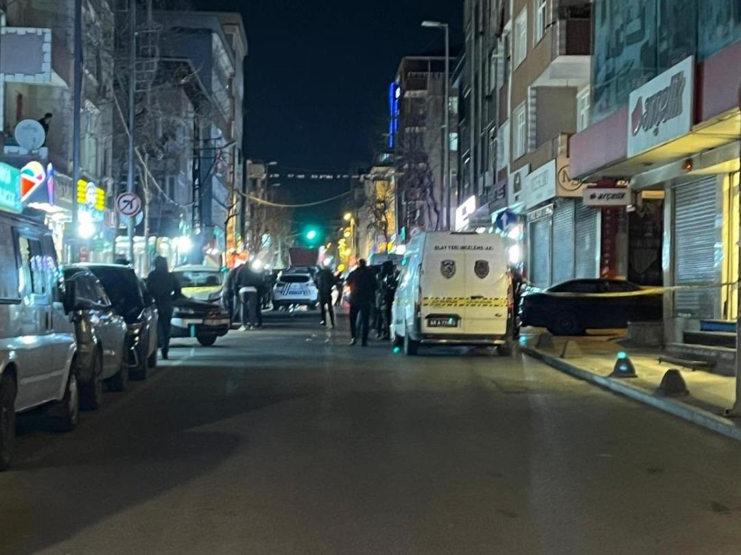 Küçükçekmece de silahlı saldırı: 1 i ağır 3 yaralı 1