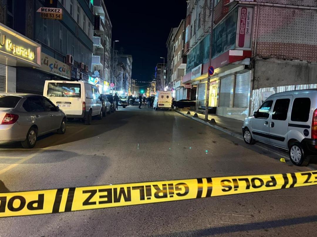 Küçükçekmece de silahlı saldırı: 1 i ağır 3 yaralı 2