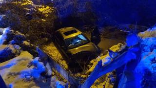 Yer: Sinop! Buzlanan yolda otomobil dereye uçtu