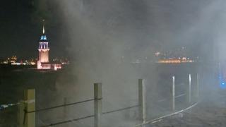 Son dakika: &Uuml;sk&uuml;dar sahilinde lodos etkili oldu; dev dalgalar oluştu