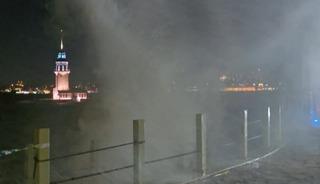 &Uuml;sk&uuml;dar sahilinde lodos etkili oldu; dev dalgalar oluştu