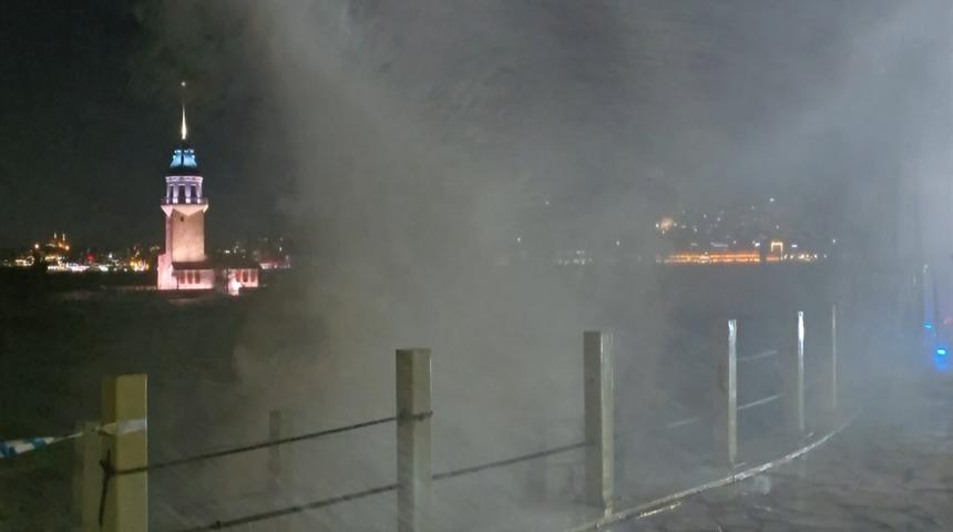 &Uuml;sk&uuml;dar sahilinde lodos etkili oldu; dev dalgalar oluştu