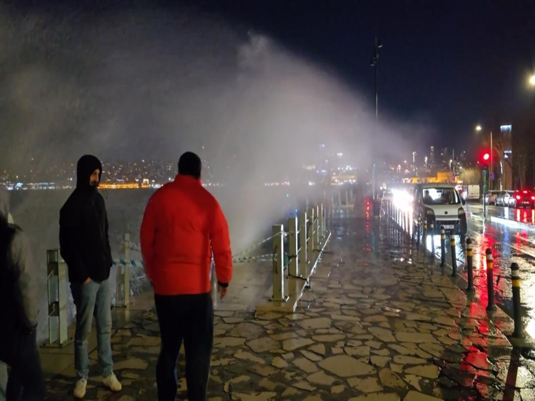 &Uuml;sk&uuml;dar sahilinde lodos etkili oldu; dev dalgalar oluştu 1