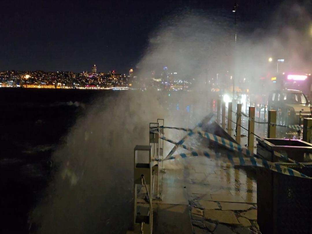 &Uuml;sk&uuml;dar sahilinde lodos etkili oldu; dev dalgalar oluştu 2