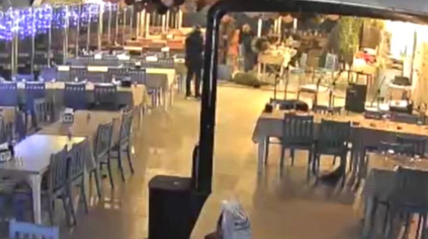 İstediği verilmeyince restorana t&uuml;fekle saldırdı: 1 &ouml;l&uuml;, 3 yaralı