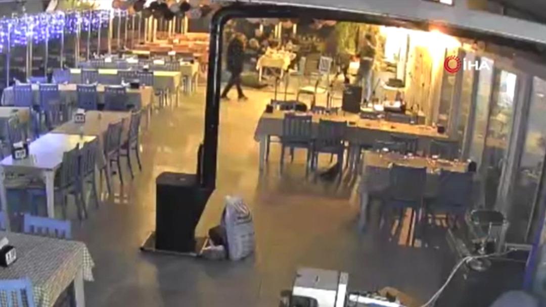 İstediği verilmeyince restorana t&uuml;fekle saldırdı: 1 &ouml;l&uuml;, 3 yaralı 1