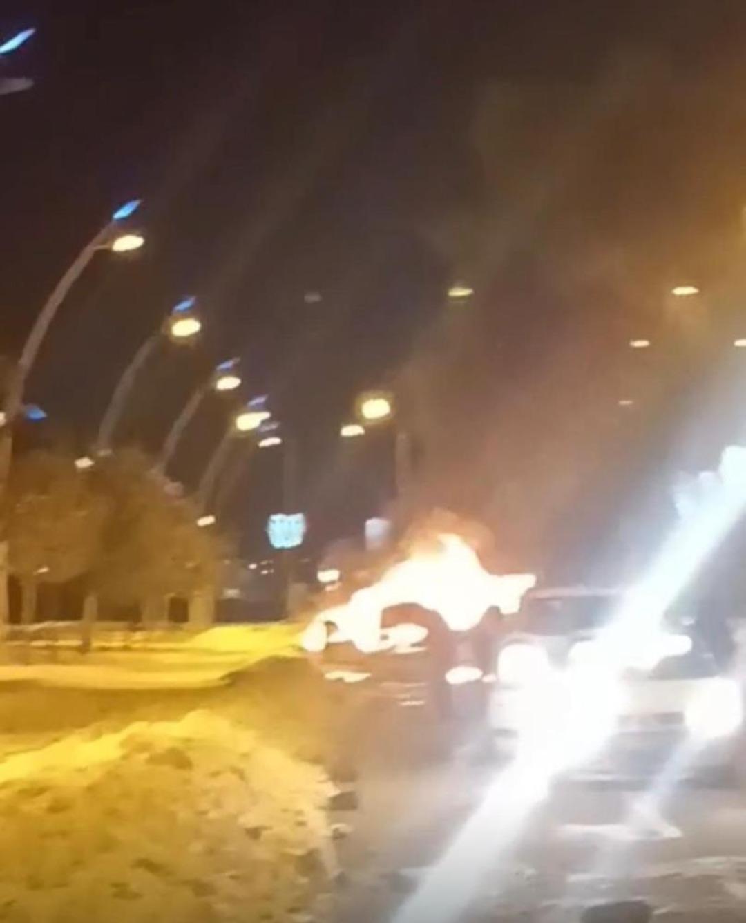 Park halindeki otomobil alev topuna döndü 1