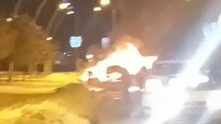 Park halindeki otomobil alev topuna döndü