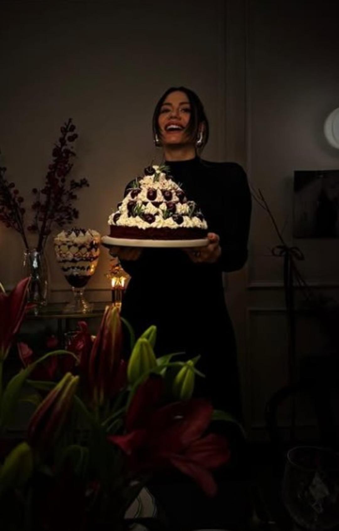 Eşref Rüya nın Nisan ı Demet Özdemir yeni yılı böyle karşıladı! İddialı tarzı tam not aldı 3