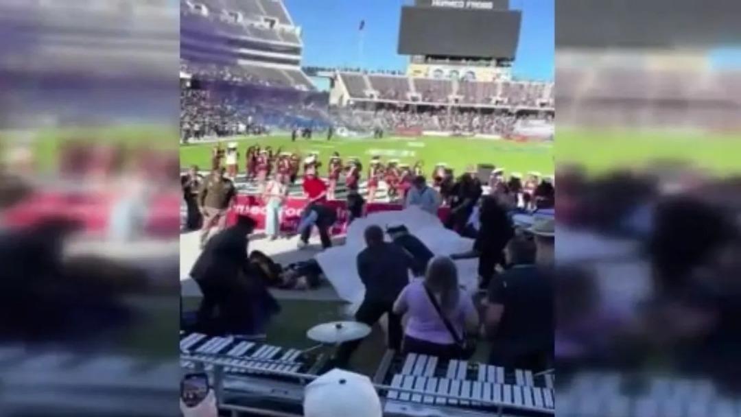 Korku dolu anlar! Paraşütçü tribüne çakıldı! 1